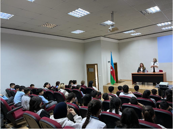 2 saylı Uşaq-Gənclər İnkişaf Mərkəzində elmi işçi Arzu Aydəmirovanın “Müasir dünyaya açılan pəncərə: İnternet” mövzusunda çıxışı oldu