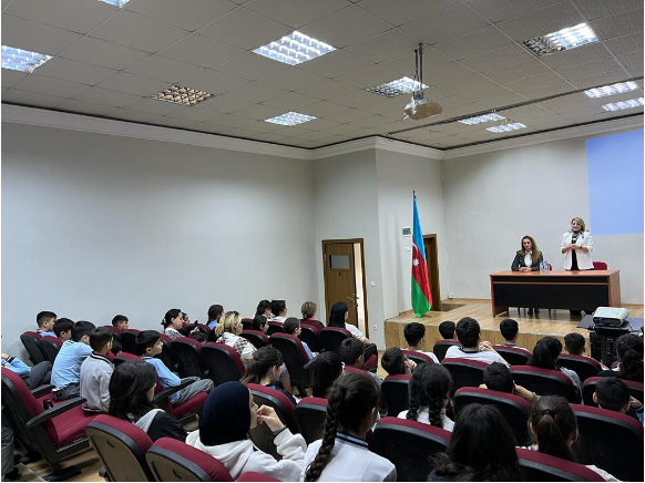 Научный сотрудник Арзу Айдемирова выступила с лекцией на тему "Окно в современный мир: Интернет" в Детско-юношеском центре №2 в Баку