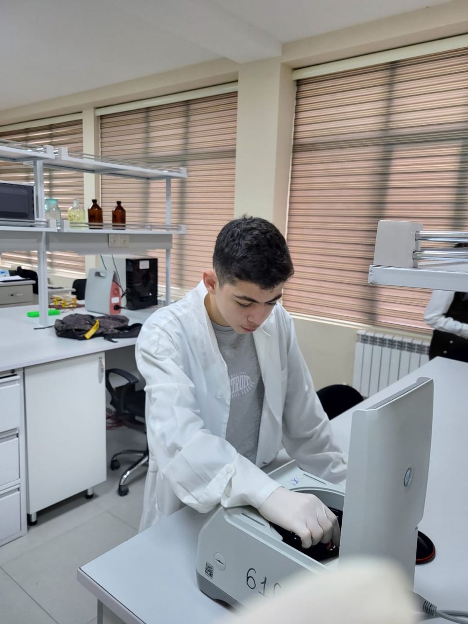 Ученик 10-го класса полной средней школы № 294 в городе Баку начал проходить эксперименты в Институте Биофизики.