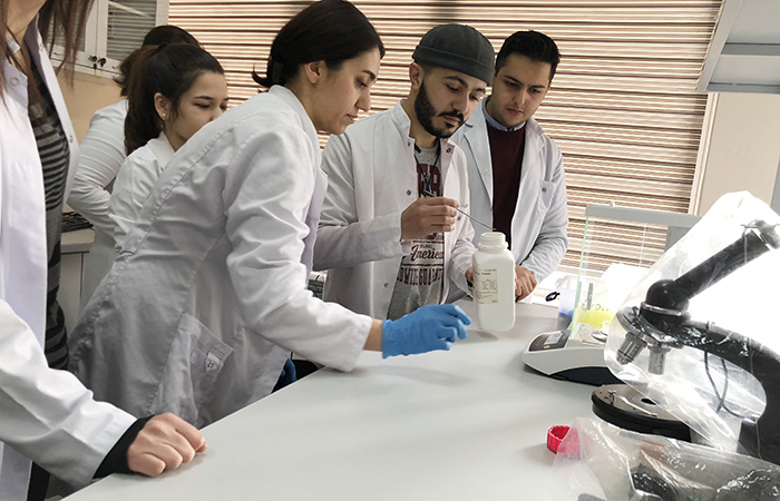 Студенты Бакинского Государственного Университета проходят практику в Институте Биофизики НАНА